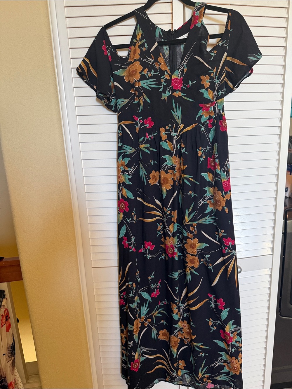 Ripe maternity Black Floral Cold-Shoulder Maxi Dress tie back Perfect for summer